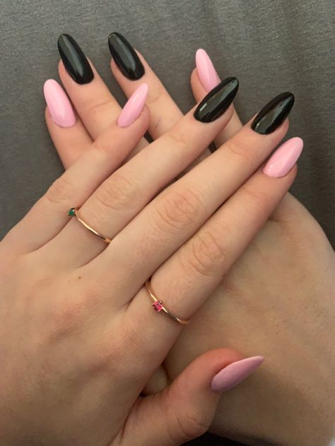 Light Pink With Black Nails, Black Pink Gel Nails, Black Light Pink Nails, Black And Pink Nails Ideas Aesthetic, Short Black Pink Nails, Pink Black Almond Nails, Gel Nails Black And Pink, Black And Pastel Pink Nails, One Hand Black One Hand Pink Nails