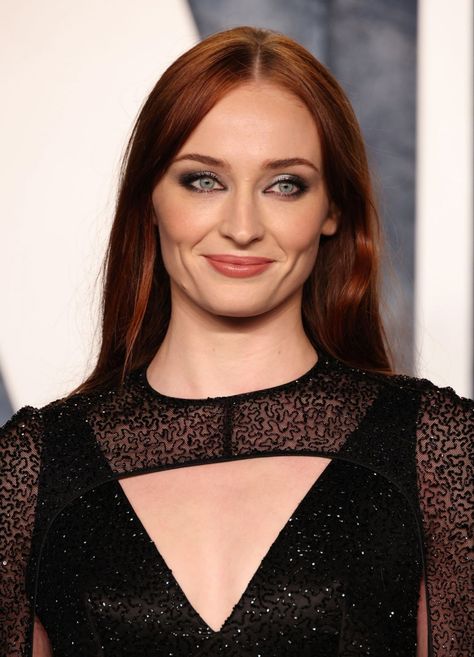 Sophie Turner Dark Hair, Sofie Turner Red Hair, Sophie Turner Red Hair Aesthetic, Sophie Turner Dark Red Hair, Sophie Turner Red Hair, Sofie Turner, Celebrity Friendships, Oblong Face, Silver Flames