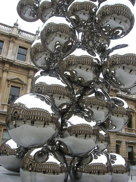 Anish Kapoor   |    Royal Academy,  London    |    Cindy Cormier photography 2009 Anish Kapoor, Silver Balloon, Sculpture Installation, Metal Sculpture, Public Art, Installation Art, 3d Art, Sculpture Art, Street Art