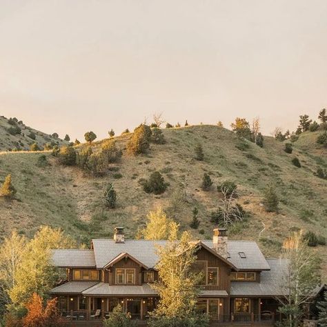 IG Mansions on Instagram: "You can live like the Duttons from “Yellowstone” in this $40,000,000 Montana ranch 🐎⁠ ⁠ Enter Grey Cliffs Ranch, a massive property in Three Forks, Montana that looks like it’s straight out of the TV show “Yellowstone”. It could be your sor $39,500,000.⁠ ⁠ The property was a cattle ranch until 2003. Now it’s filled with trees and grass. There are two fishing ponds, 1,000 acres of grounds for livestock, a shooting range, and a riding range. ⁠ ⁠ It also includes a tack Montana Ranch House, Montana Farmhouse, Ruthless Vows, Montana Life, Ranch In Montana, Yellowstone Ranch, Ranch Property, Devney Perry, Chestnut Springs