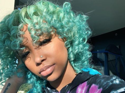 Afro Hair With Bangs, Curly Dyed Hair, Zonnique Pullins, Winter Lip Color, Natural Afro, Long Hair Tips, Catty Noir, Dyed Natural Hair, Glossy Hair