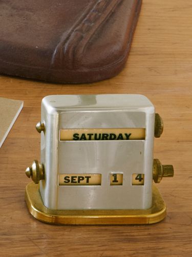 Manufactured by Park Sherman in the late 1940s or early '50s, this aluminum calendar, priced at around $20, keeps up-to-date with a few turns of its brass knobs. Retro Office Supplies, Mad Men Office, American Office, Wfh Space, Cubicle Makeover, Daily Planet, Vintage Office Decor, Vintage Office Supplies, Dressing Tips