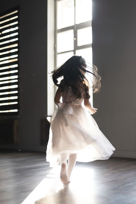 Mother Daughter Ballet, Soulmate Equation, Muse Aesthetic, Ballet Wallpaper, Ballerina Kids, Childhood Aesthetic, Dancer Photography, 12 Dancing Princesses, Baby Ballerina