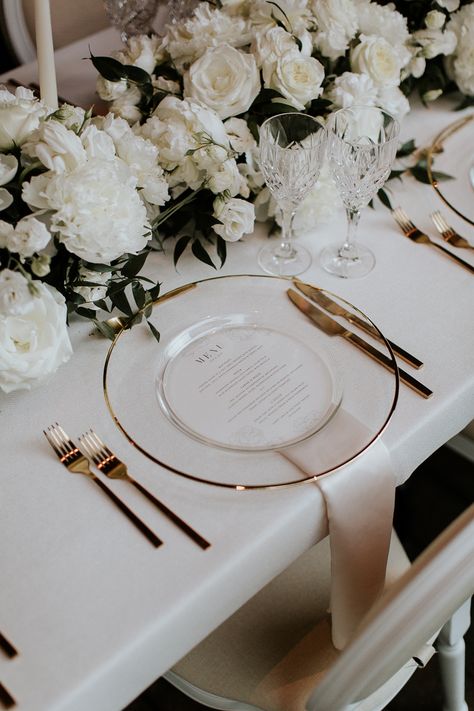 Wedding Intimate Ceremony, Peony And Rose Centerpiece, Modern Elegant Wedding Table Settings, Table Settings Banquet, Daytime Wedding Reception Decoration, Budget Wedding Floral Ideas, Clear Chargers Wedding, Secret Garden Wedding Table Setting, Gold Flatware Table Setting Wedding