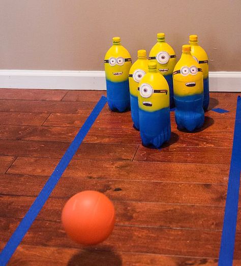 Minion bowling game...great for the school Country Fair! Minion Party Theme, Minions Kids, Despicable Me Party, Minion Theme, Minion Birthday Party, School Carnival, Birthday Decorations Kids, Minion Birthday, Minion Party