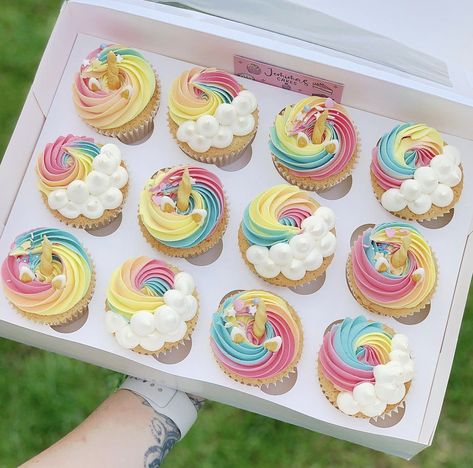 Unicorn Inspired Cake, Pastel Rainbow Cupcakes, Cupcake Unicorn, Kids Birthday Cupcakes, Easy Cupcakes Decoration, Baby First Birthday Themes, Boxes Ideas, Cake Pulls, Cupcake Decorating Tips