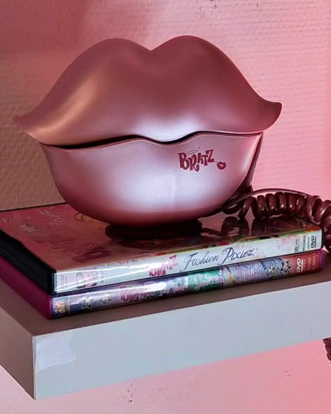 2000s Items Aesthetic, Bratz Lip Phone, Bratz Lips Logo, Bratzcore Aesthetic, Bratz Room Ideas, Y2k House Decor, Bratz Room Aesthetic, Bratz Inspired Bedroom, Bratz Room Decor