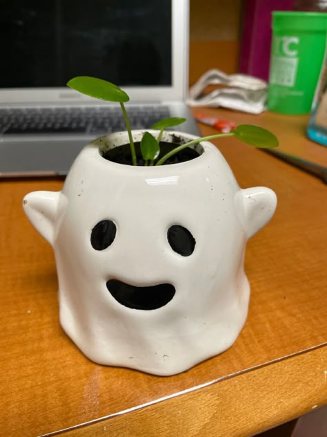 Money plant. Ghost pot. Ghost planter. Fall pot. Fall planter. Fall decor. Halloween decor. Halloween pot. Cute ghost. Pilea plant. Pitch Pots Ceramics Ideas, Pinch Pot Face Ideas, Pinch Pot Ideas Halloween, Ghost Plant Pot, Clay Jugs Ideas, Ghost Pinch Pot, Pinch Pot Planter Ideas, Halloween Pinch Pots, Pinch Pot Planter