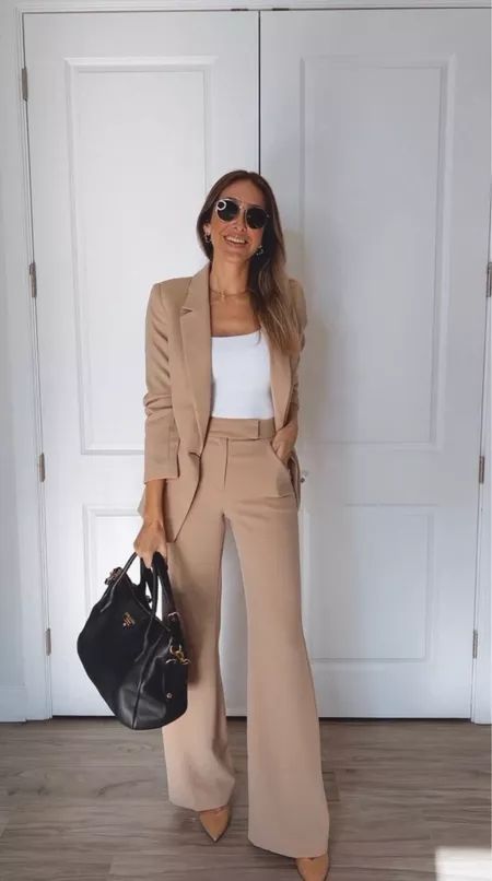 Beige Suit Women Work Outfits, Beige Business Outfit, Trendy Blazer Outfits Work, Tan Suit Outfits Women, Beige Suit Outfit Women, Beige Formal Outfit, Camel Suit Women, Beige Blazer Outfits Women Work, Blazer Beige Outfit Mujer