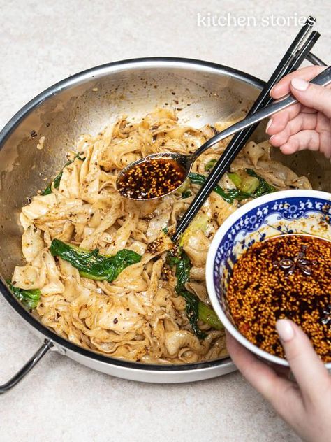 Biang biang mian (Chinese spicy noodles) Biang Biang Noodles Recipe, Spicy Noodles Recipe, Homemade Chili Oil, Mushroom Ragu, Cold Soba, Spicy Noodle, Black Beans And Rice, Wok Cooking, Thai Salads