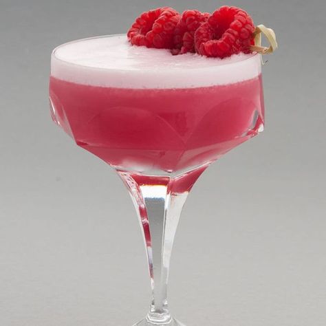 Clover Club Recipe (Gin, Raspberry Syrup, Lemon Juice, Egg White): One of the truly definitive drinks of the early 20th century, the Clover Club is one of the most famous cocktails to use egg white. The backbone of gin, the freshness of lemon juice, and ... Homemade Raspberry Syrup, Pink Lady Cocktail, Clover Club Cocktail, Clover Club, Punch Cocktails, Famous Cocktails, Gin Lemon, Homemade Cocktails, Gin Drinks