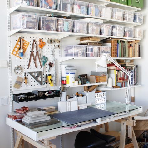 a glimpse into the studio - paperiaarre.com Organized Craft Room, Studio Room Ideas, Home Art Studios, Rangement Art, Small Art Studio, Design Studio Office, Art Studio Space, Art Studio Organization, Art Studio Room