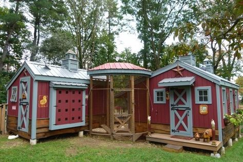 7 beautiful chicken houses -  We have been doing a bit of planning over here with all kinds of outdoor projects coming up in the coming months.          And one of them ... Urban Chicken Coop, Goat House, Chicken Coup, Urban Chickens, Coop Design, Beautiful Chickens, Chicken Coop Designs, Coop Plans, Building A Chicken Coop