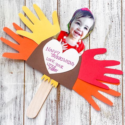 This turkey handprint craft is an adorable kid-made Thanksgiving keepsake! Kids will love to make this quirky and cute construction paper turkey and you'll love that it is a virtually mess-free craft! Thanksgiving Keepsake Crafts For Kids, Thanksgiving Crafts For Infants, Thanksgiving Daycare, Hand Print Turkey, Handprint Turkeys, Turkey Crafts Preschool, Thanksgiving Keepsake, Thanksgiving Handprint, Turkey Handprint Craft