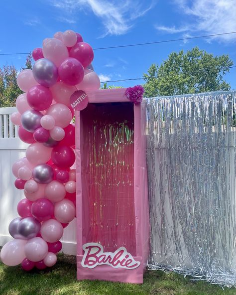 Barbie Party Balloons, Barbie Box Photoshoot Diy, Barbie Balloon Arch, Lifesize Barbie Box, Diy Barbie Box Photo Booths, Barbie Box Diy, Barbie Box Photoshoot, Barbie Photo Booth, Barbie Backdrop