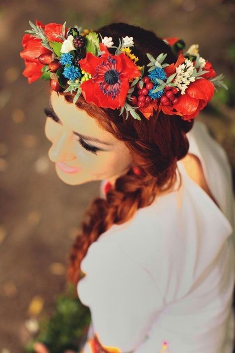 Poppy Wedding, Crown Bridal Hair, Red Flower Crown, Polish Wedding, Bridal Floral Crown, Bright Wedding Flowers, Wedding Flower Crown, Floral Crown Wedding, Modern Wedding Flowers