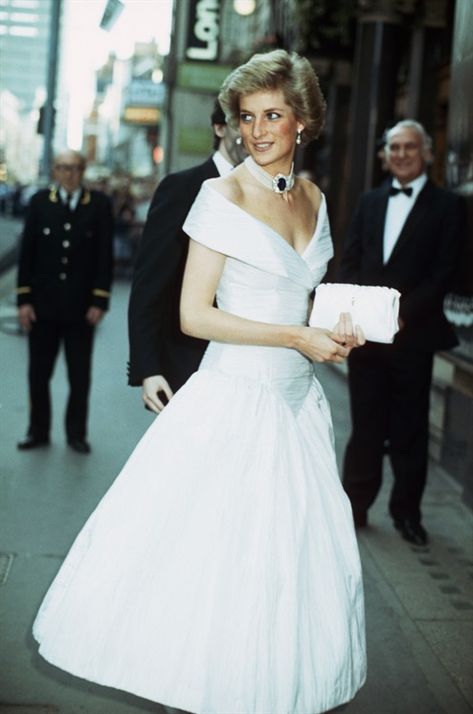 Lady Diana: the Versace gown was sold at auction - Vogue.it Princess Diana Dresses, Versace Gown, Princess Diana Fashion, Princess Diana Photos, Princess Diana Pictures, Princes Diana, Diana Fashion, Estilo Real, White Evening Dress