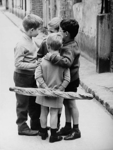 Robert Doisneau - Ronde d'enfants devant l'abbatiale de Marmoutier (Round of Children to the Abbey of Marmoutier)  ~ Vintage Foto's, Andre Kertesz, Robert Doisneau, Henri Cartier Bresson, Black And White Photograph, Ansel Adams, Vintage Paris, Photo Vintage, White Picture