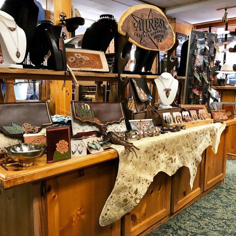 Allred Leather Company Western Vendor Booth Ideas, Western Booth Display Ideas, Botique Interiors Ideas, Display Purses, Botique Interiors, Cowboy Store, Vendor Booth Display, Antique Booth Displays, Store Shelves Design