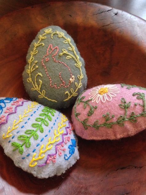 Embroidered Easter Eggs, Narrative Embroidery, Easter Egg Embroidery, Felt Easter Eggs, Catholic Kids Crafts, Felt Easter Crafts, Easter Egg Fabric, Felt Eggs, Wool Ornaments