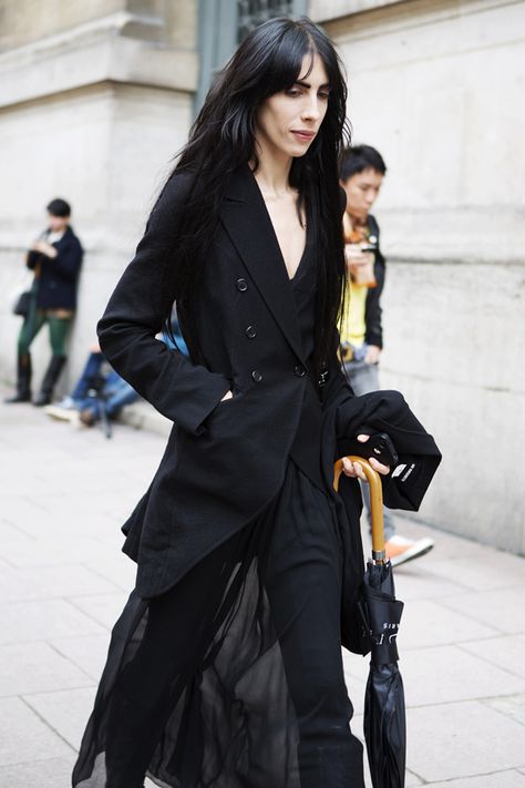 Jamie Bochert. Love the mix of structured and ethereal Dark Romantic Style, Jamie Bochert, Dark Romantic, Total Black, Paris Street Style, Street Style Chic, Models Off Duty, Romantic Style, Dark Fashion