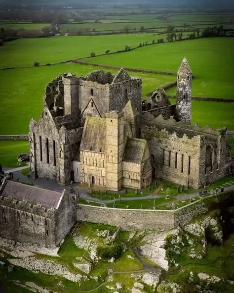 Dublin 🇮🇪 Ireland Travel | Hotels | Food | Tips on Instagram: "Appreciating the grandeur of the Rock of Cashel, a remarkable treasure embodying the rich heritage and architectural splendor of Ireland.🇮🇪🤩 👉Sharing is caring! Spread the travel inspiration by sharing this post with your fellow explorers!🤩 🎥Credits 1. @henderso1 2. @gianmaria_t 3. @shareatrip_ 4. @jesuisgary 5. @henderso1 📍The Rock of Cashel, Ireland" Rock Of Cashel Ireland, Cashel Ireland, Rock Of Cashel, Trip To Ireland, Dublin Ireland Travel, Hotel Food, Chosen One, Irish History, Food Tips