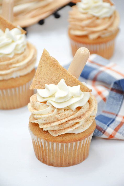 Horchata Cupcakes with Cinnamon Frosting Mexican Cupcake Recipes, Horchata Buttercream Frosting, Horchata Cupcakes Recipe, Mangonada Cupcake, September Cupcakes Ideas, Horchata Cookies Recipe, Bbq Cupcakes Ideas, Mexican Flavored Cupcakes, Mexican Inspired Cupcakes