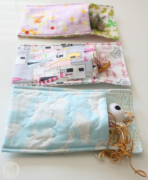 Easy Toy Sleeping Bag Sewing Tutorial. Beginner Friendly, uses tiny amount of fabric and an hour to make a set! Doll Blankets To Sew, Doll Sleeping Bag Pattern, Doll Blankets, Sleeping Bag Pattern, Doll Sleeping Bag, Doll Blanket, Simple Toys, Sew Ins, Trendy Sewing