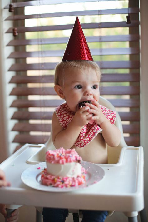 Tiny smash cake made in a tin can for a first birthday http://www.everyday-reading.com/2016/02/my-favorite-first-birthday-tradition.html Small Smash Cake, Cake In Mug, First Birthday Traditions, Diy Smash Cake, Cold Stone Creamery, Smash Cakes, Birthday Traditions, Cake Decorating Classes, Big Cakes