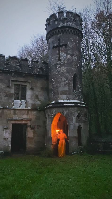 Halloween Castle, Spooky Castle, Wyrd Sisters, Ireland Dress, Ireland Aesthetic, Spooky Castles, Haunted Castle, Abandoned Castles, Haunted Places