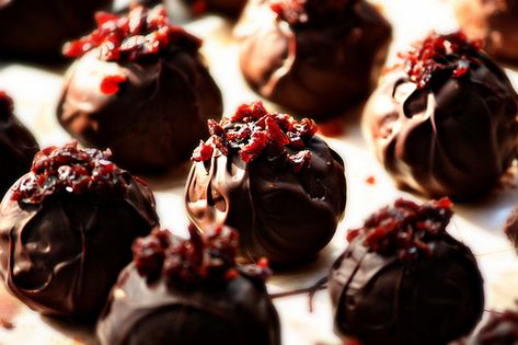 Red wine and dried cherry Red Wine Truffles, Wine Truffles, Valentines Recipes Desserts, Chocolate Stores, Strawberry Mousse, Low Carb Cheesecake, Valentine Desserts, Truffle Recipe, Dried Cherries