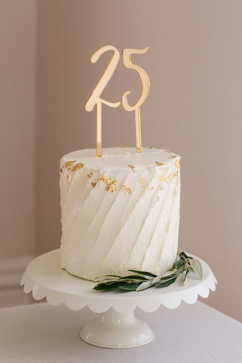 Simple Decor Cake, Classic Cake Designs Birthday, White Cake For Birthday, Unisex Cake Design, All White Cake Design, Simple White Cake Decoration, White And Gold Birthday Cakes For Women, White Cakes Ideas, Simple 30th Birthday Cake