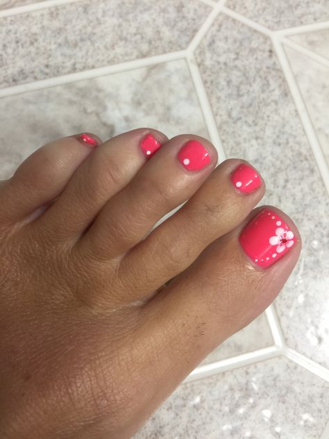 Toenail Flower Designs Simple, Pink Toenails Ideas, Toenail Summer Designs, Tropical Toenail Designs, Toe Nails Ideas Flowers, White Pedicure With Flower Design, Summer Pedicure Ideas 2024, Pedicure Flower Designs Toenails, Holiday Toenails Summer