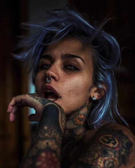 Photographie Portrait Inspiration, Beauty Portrait, Dark Beauty, Photo Reference, Inked Girls, Drawing People, Girl Face, Blue Hair, Tattoos And Piercings