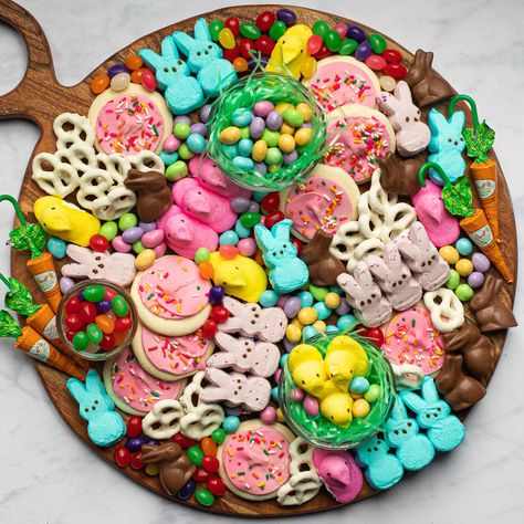 How to Make an Easter Candy Charcuterie Board Easter Dessert Board, Easter Candy Charcuterie Board, Candy Charcuterie Board, Easter Platter, Candy Charcuterie, Easter Deserts, Easter Party Food, Dessert Board, Easter Snacks