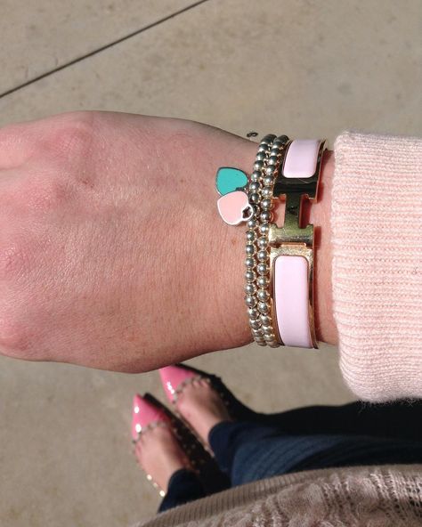 Hermes And Tiffany Bracelet, Hermes Clic H Bracelet Pink, Clic Clac Hermes, Tiffany Stacked Bracelets, Hermes Pink Bracelet, Tiffany Bracelet Aesthetic, Hermes Bracelet Pink, Pink Hermes Bracelet, Hermes Bracelet Stack