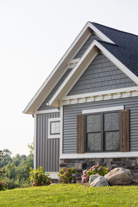 Gray House White Trim, Grey Siding House, Outside House Colors, Exterior House Siding, Gray House Exterior, Ranch House Exterior, Lake Houses Exterior, Siding Options, Gray House