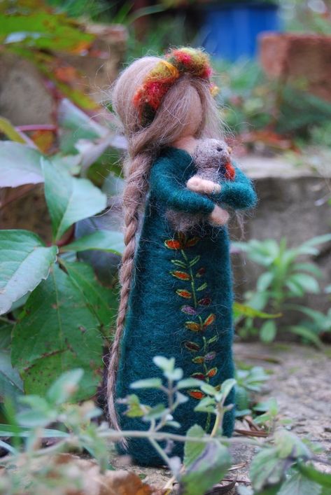 Needle Felted Monkey Tutorial, Felted Wool Fairies, Waldorf Fairy Doll, Needle Felted Waldorf Dolls, Felting Projects Christmas, Waldorf Needle Felting, Needle Felt Tutorials, Needle Felted Fairies, Waldorf Felt Crafts