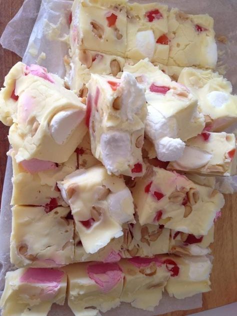 White Chocolate Rocky Road Fudge - Slow Cooker Tip White Chocolate Rocky Road, Slow Cooker Fudge, Cookies And Cream Fudge, Rocky Road Fudge, Rocky Road Recipe, Vanilla Extract Recipe, White Chocolate Fudge, Fudge Ingredients, Salted Caramel Fudge