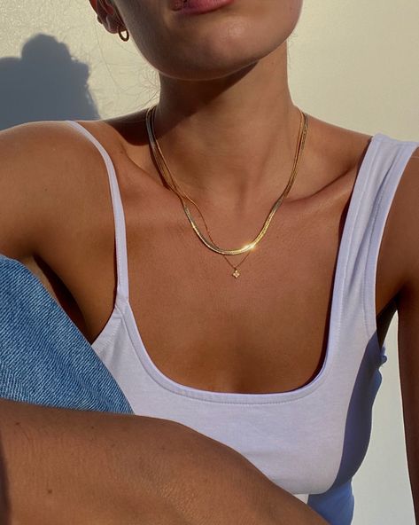 Everyday Jewelry Aesthetic, Everyday Necklace Stack, Necklaces Aesthetic, Minimalistic Jewelry, Chique Outfit, Jewelry Photoshoot, Basic Jewelry, Dope Jewelry, Classy Jewelry