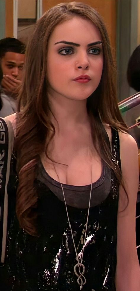 Jade West Outfits Season 1, Jade West Makeup, Jade West Wallpaper, Jade West Season 1, Elizabeth Gillies Victorious, Jade West Hair, Jade West Outfits, Jade West Style, Jade Victorious