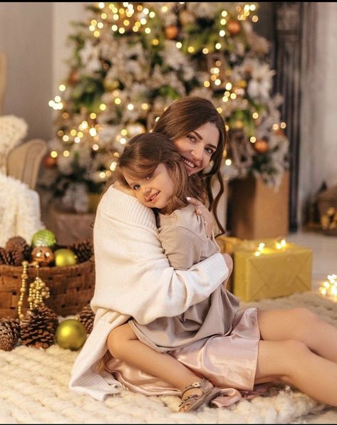 Mother Daughter Christmas Pictures, Christmas Tree Photoshoot Family, Christmas Family Photoshoot Ideas, Family Photoshoot Christmas, Christmas Photoshoot Ideas Family, Family Christmas Photoshoot Ideas, Toddler Christmas Photos, Christmas Photoshoot Kids, Fun Christmas Photos