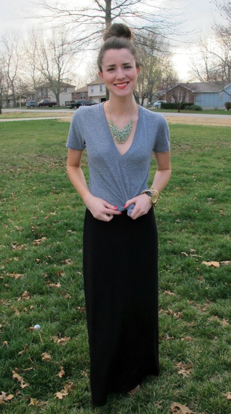 Tied up shirt + black maxi Tied Tshirt, Maxi Skirt Ideas, Fall Maxi Skirt, Maxi Skirt Fall, Maxi Skirt Outfit, Tie Up Shirt, Korea Trip, Skirt Ideas, Fall Maxi