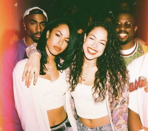 Selena Quintanilla Songs, Aaliyah Outfits, Aaliyah Aesthetic, Aaliyah And Tupac, Selena Pictures, Swirl Couples, Celebrity Selfies, Aaliyah Style, Chicana Style