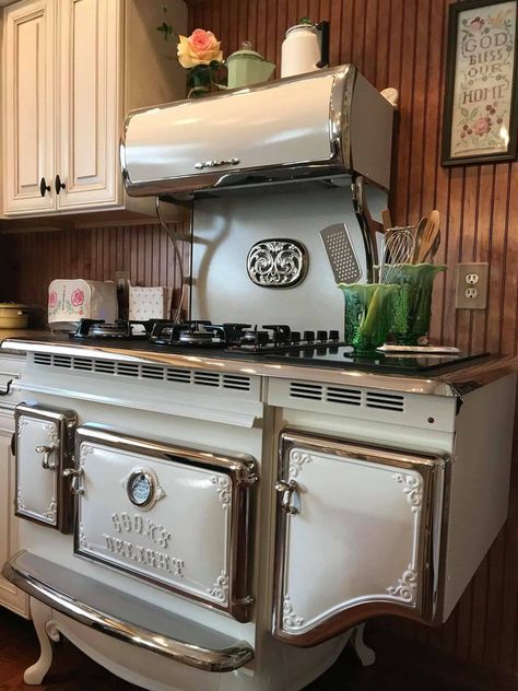 Old Style Kitchen, Antique Kitchen Stoves, Retro Stove, Retro Kitchen Appliances, Retro Style Kitchen, Vintage Kitchen Appliances, Old Fashioned Kitchen, Vintage Style Kitchen, Old Stove