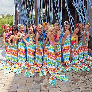 For a summer birthday or beach party, try these mermaid tail cover-ups made from beach towels! Lila Party, Mermaid Pool Parties, Mermaid Pool, Swim Party, Mermaid Theme Party, Mermaid Parties, Sea Birthday, Camp Ideas, Outdoor Activities For Kids