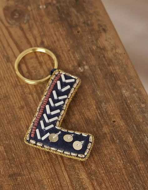 Initial Keyring, Felt House, Embroidery And Stitching, Metallic Thread, Diy Christmas Gifts, Crochet Crafts, Beaded Embroidery, Clothing And Accessories, Kids Clothing