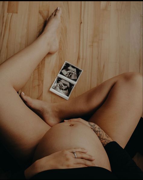 Maternity Instagram Photos, Early Bump Pictures, Rocking Chair Maternity Photos, Pregnant Photoshoot Ideas At Home, Maternity Photoshoot Props Ideas, Maternity Photo Diy, Maternity Shoot Ideas Indoor Diy, Home Maternity Session, Intimate Maternity Photos At Home