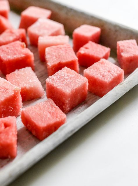 Frozen Watermelon Watermelon Mixed Drinks, Freeze Watermelon, Freezing Watermelon, Freezing Food Guide, Watermelon Ice Pops, Watermelon Snack, Dried Watermelon, Watermelon Uses, Fresh Pumpkin Pie