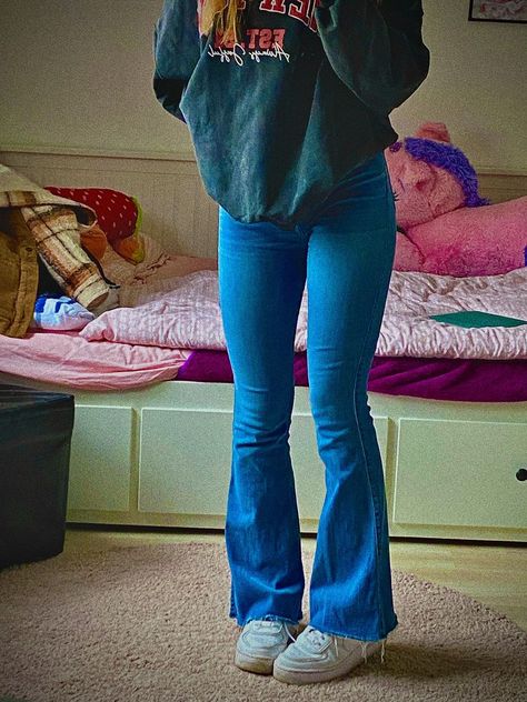 Jeans Outfit Bootcut, High Waisted Bell Bottom Jeans Outfits, Outfits With Bell Bottom Jeans, Bellbottom Jean Outfits, Blue Flare Jeans Outfit, Outfit With Flare Jeans, Flare Jeans Outfit Winter, Flair Jeans Outfit, Outfits With Flares